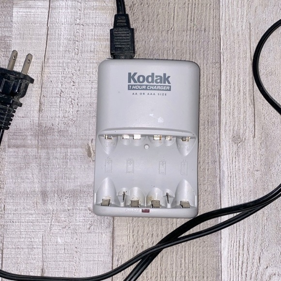 Kodak rechargeable battery charger 1 hour quick charge - Picture 2 of 4